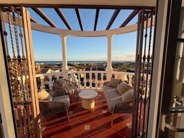 Suite de lujo, balcón, vistas al mar | Jardines del alojamiento