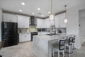 Fridge, microwave, oven, stovetop - Westgate Retreat, Family & Pet-Friendly 4BR Home (Glendale)