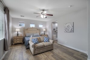 4 bedrooms, desk, iron/ironing board, travel cot - Westgate Retreat, Family & Pet-Friendly 4BR Home (Glendale)