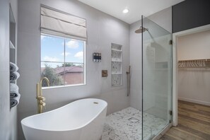 Shower, hair dryer, towels, soap - Westgate Retreat, Family & Pet-Friendly 4BR Home (Glendale)