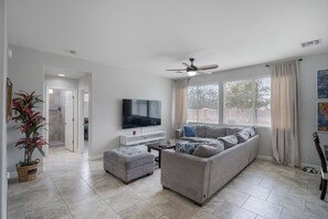 Smart TV, books - Westgate Retreat, Family & Pet-Friendly 4BR Home (Glendale)