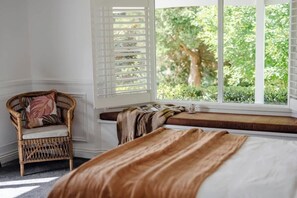 4 bedrooms, desk, iron/ironing board, travel cot - 'Ksara' - 4-Bedroom Garden Retreat Near Berry (Berry)