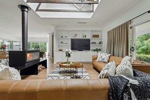 Unclassified image, 2 of 31, button