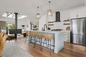 Unclassified image, 4 of 31, button