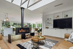 Unclassified image, 5 of 31, button