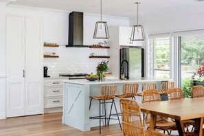 Unclassified image, 5 of 31, button