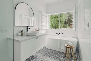 Shower, hair dryer, towels, shampoo - 'Ksara' - 4-Bedroom Garden Retreat Near Berry (Berry)