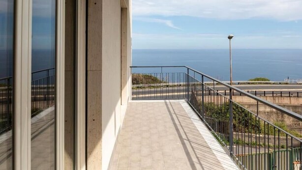 A balcony with a view of the sea, a metal railing, and a clear sky. - Large Apartment with Sea View and Parking in the center of Acireale. (Acireale)