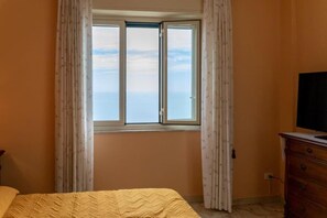 3 bedrooms, iron/ironing board, bed sheets - Large Apartment with Sea View and Parking in the center of Acireale. (Acireale)