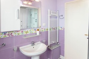 Dusche, Haartrockner, Bidet, Handtücher