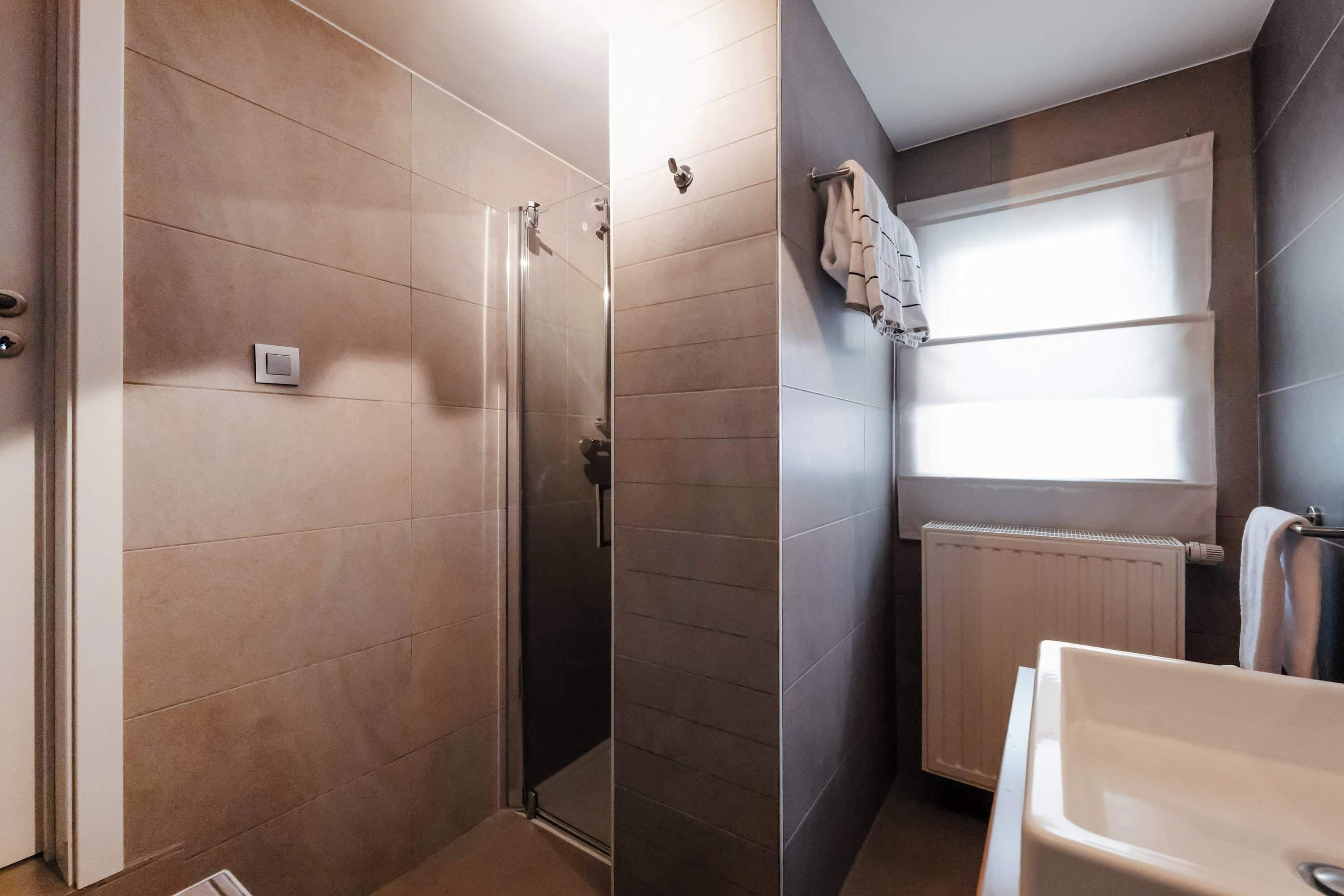 Shower, hair dryer, towels, shampoo