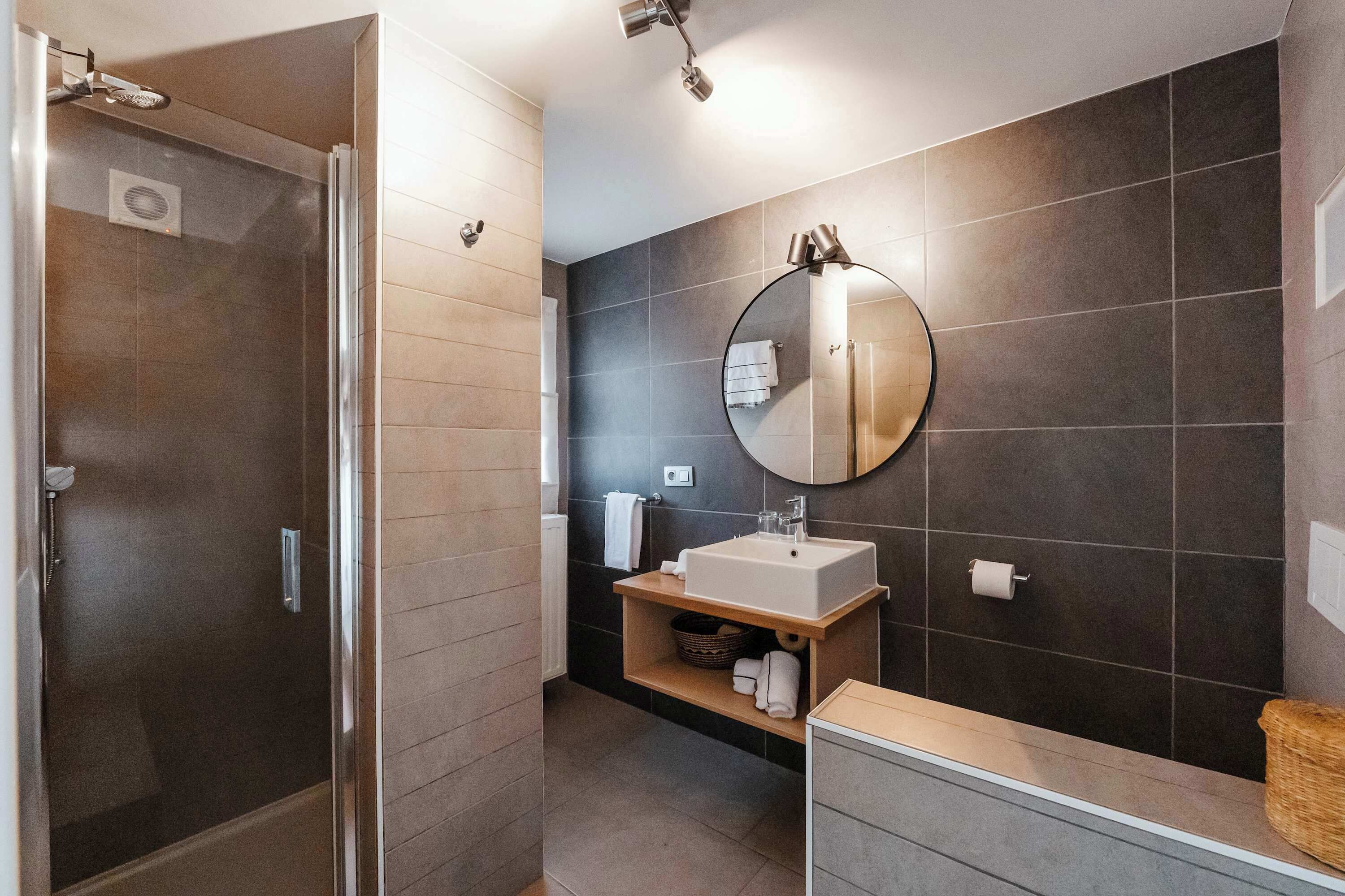 Douche, sèche-cheveux, serviettes fournies, shampoing