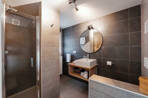 Shower, hair dryer, towels, shampoo