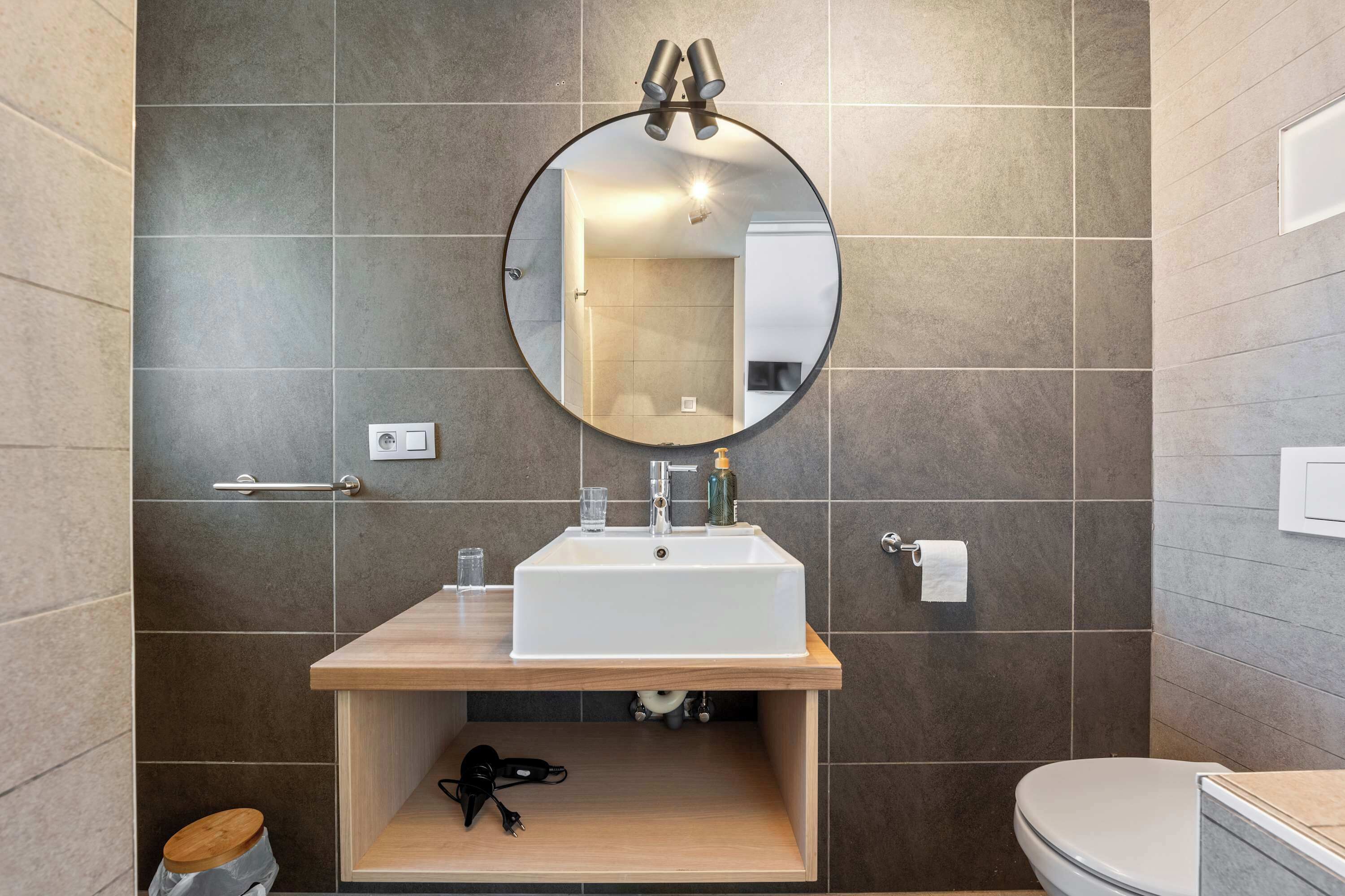 Een douche, een haardroger, handdoeken, shampoo