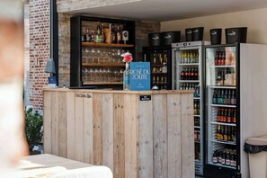A bar area with a wooden counter, a wine bottle, and a sign for 'Rosé du Zoute.' - Luxe hoeve voor groepen tot 26 pers in Borgloon (Tongeren-Borgloon)