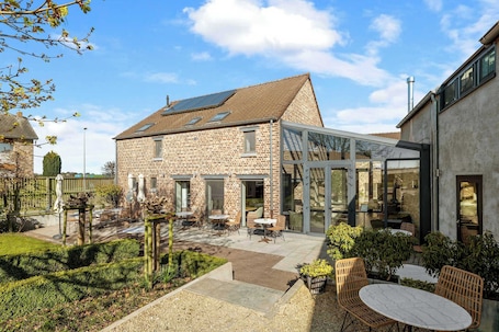 Outdoor dining. Boutique hotel het Zoete Zijn in Borgloon