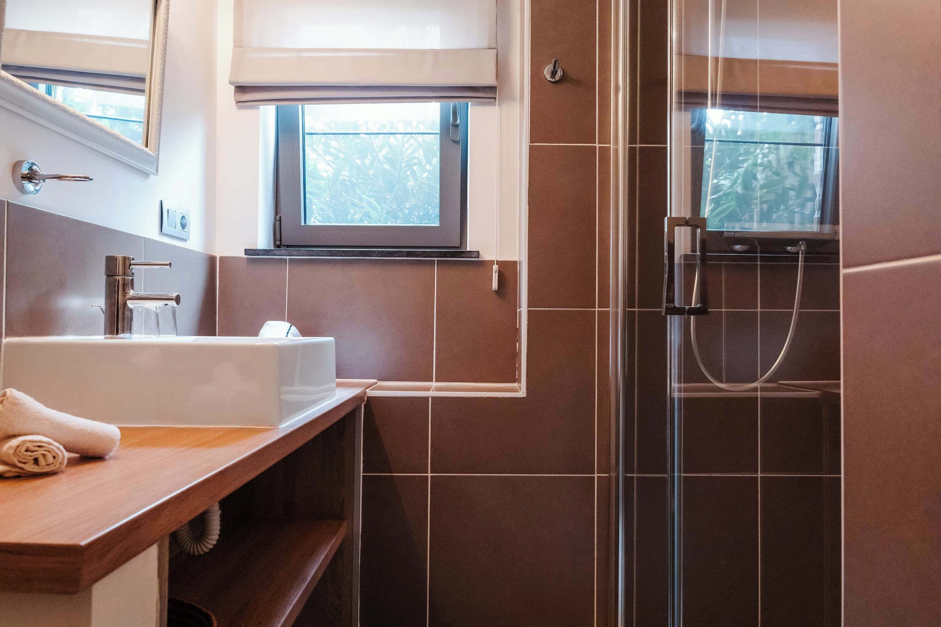 Shower, hair dryer, towels, shampoo