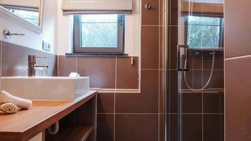 Shower, hair dryer, towels, shampoo