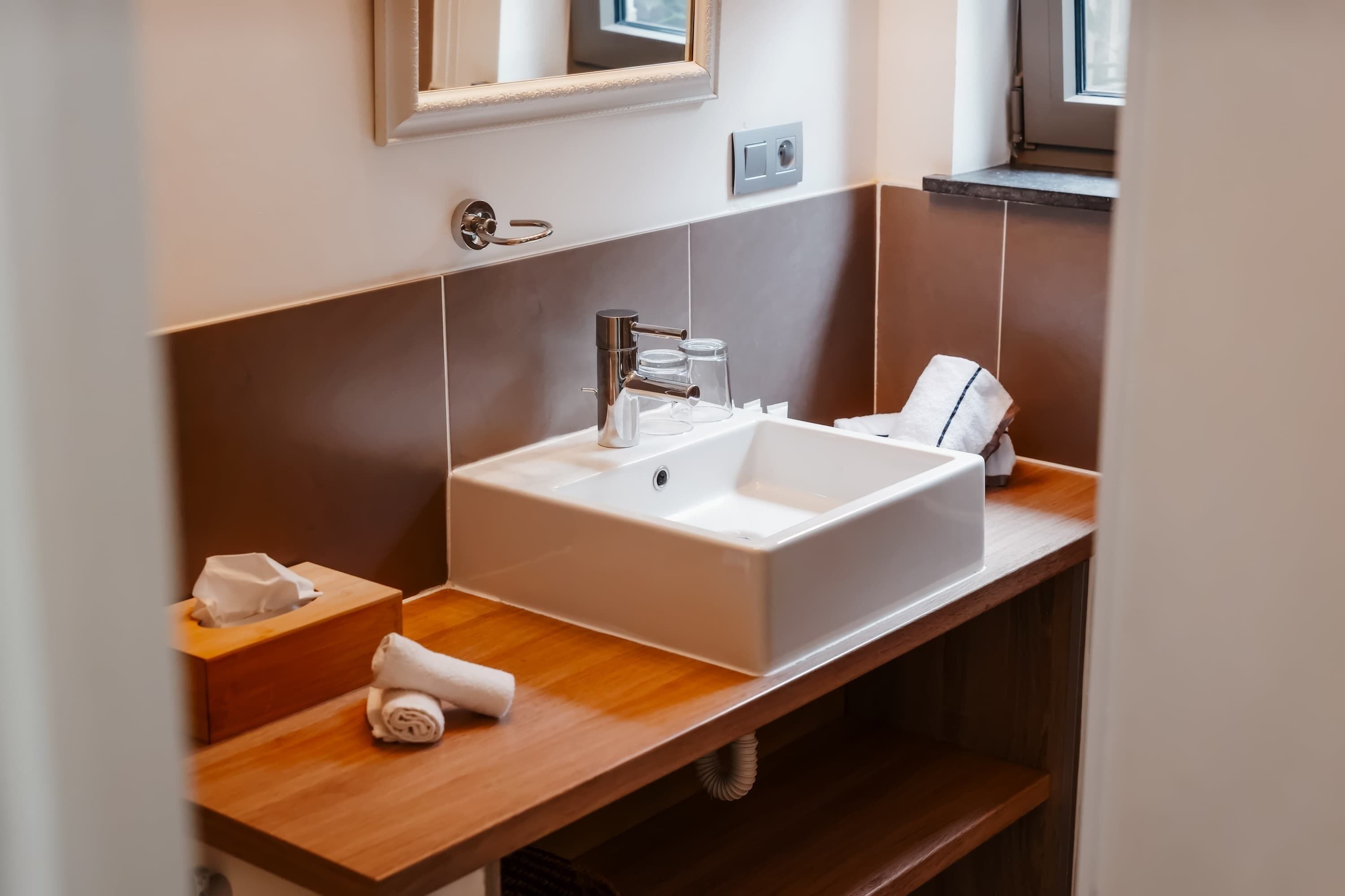 Shower, hair dryer, towels, shampoo