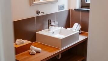 Shower, hair dryer, towels, shampoo