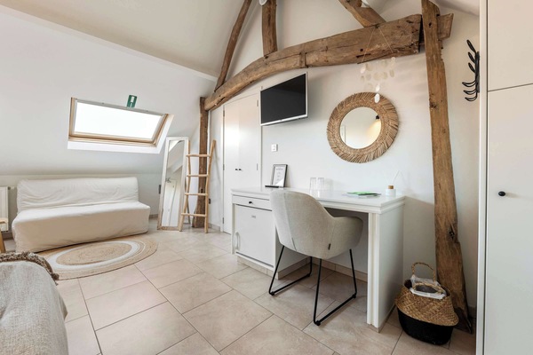 Ruime kamer met Kingsize bed en zetelbed