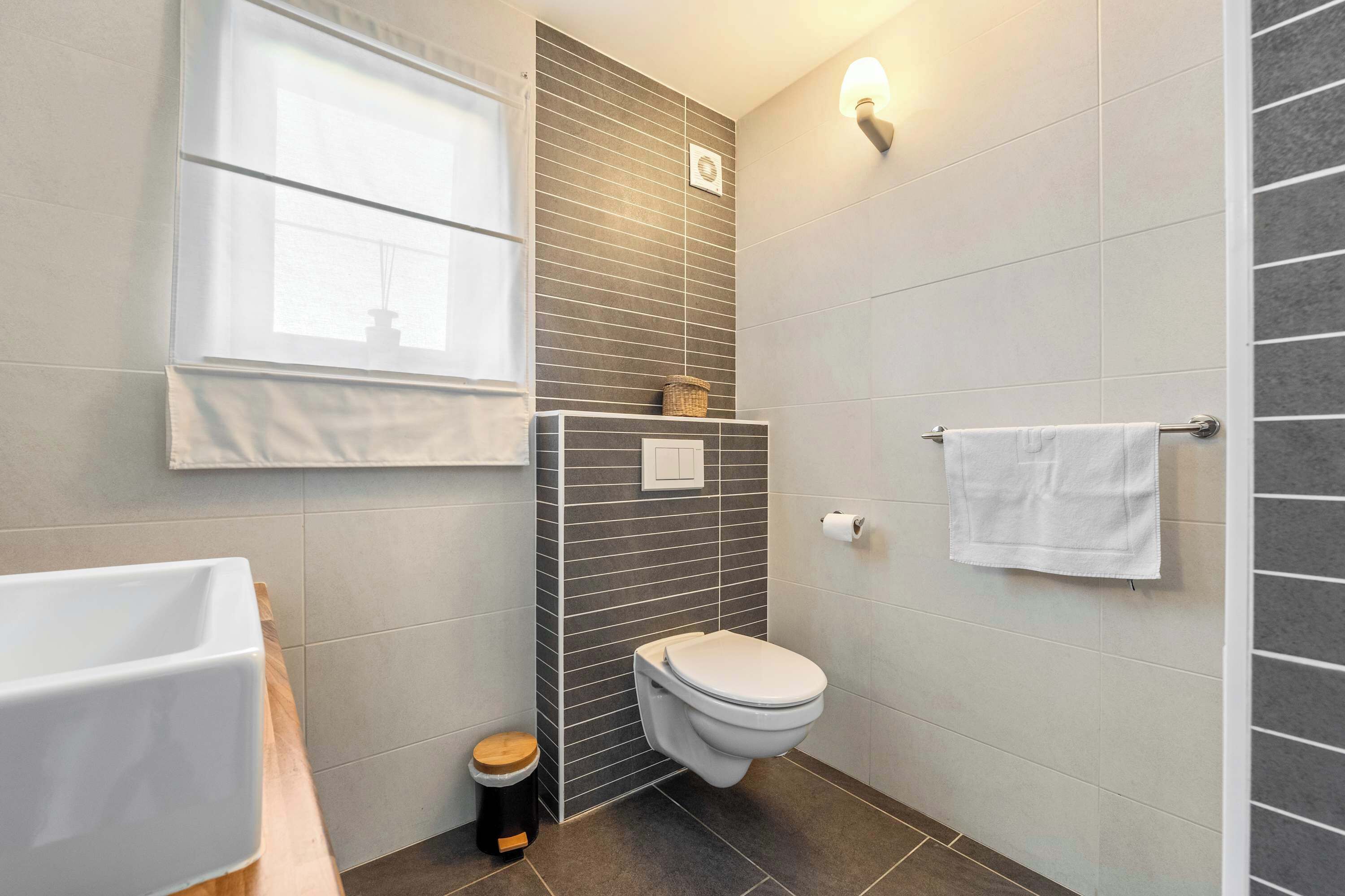 Een douche, een haardroger, handdoeken, shampoo