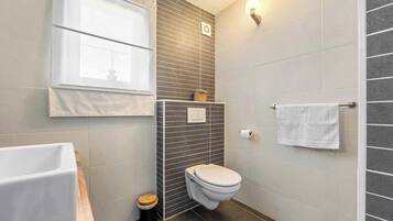 Een douche, een haardroger, handdoeken, shampoo