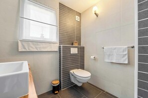 Regadera, secadora de cabello, toallas, shampoo