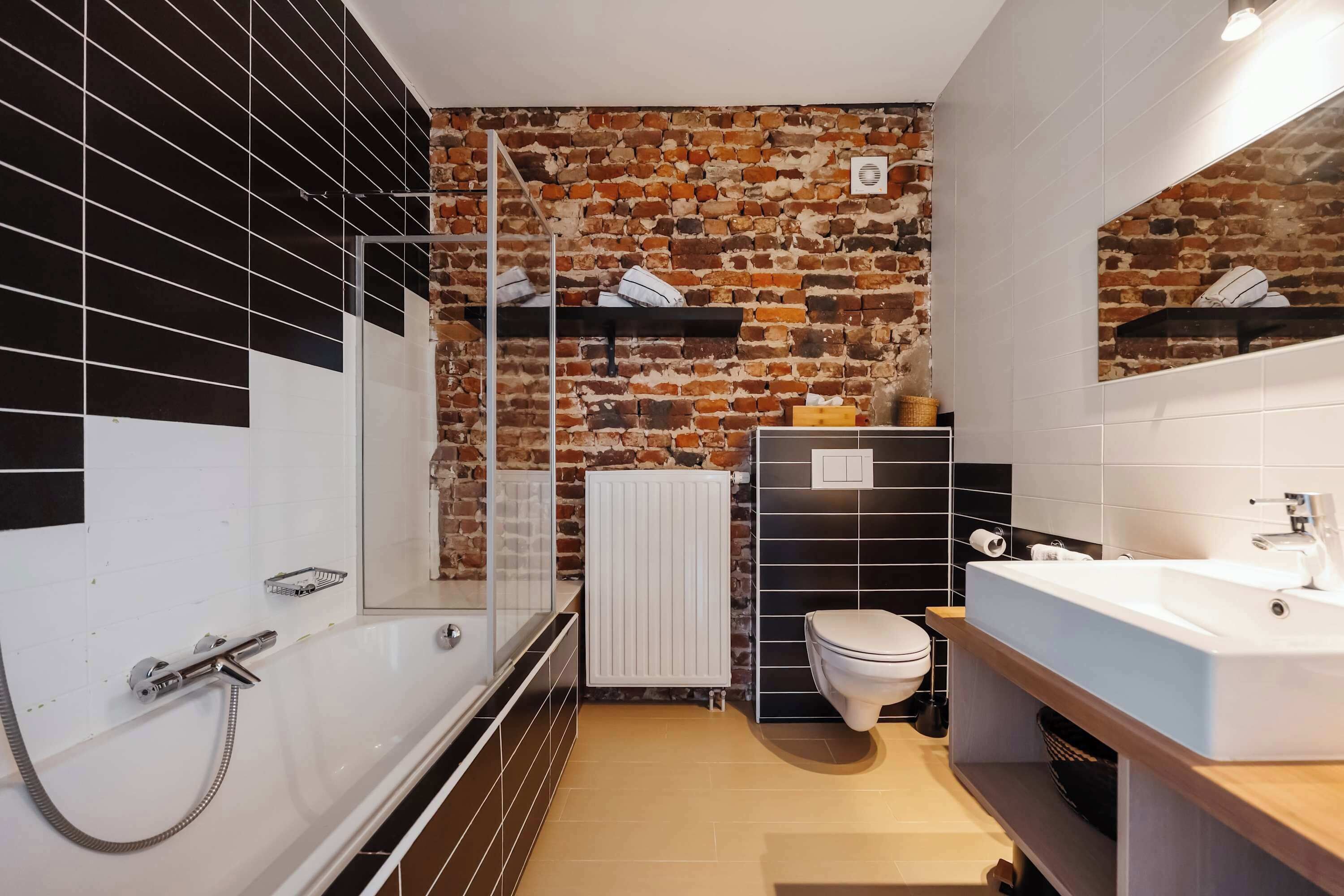 Een douche, een haardroger, handdoeken, shampoo