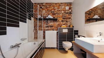 Een douche, een haardroger, handdoeken, shampoo