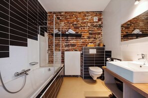 Dusche, Haartrockner, Handtücher, Shampoo