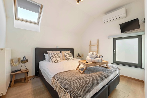 Ruime kamer met Kingsize bed en zetelbed