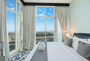 2 bedrooms, iron/ironing board, WiFi, bed sheets - Modern 2BR in Prime Location-Pool, Gym & Premium Amenities (Dubai)