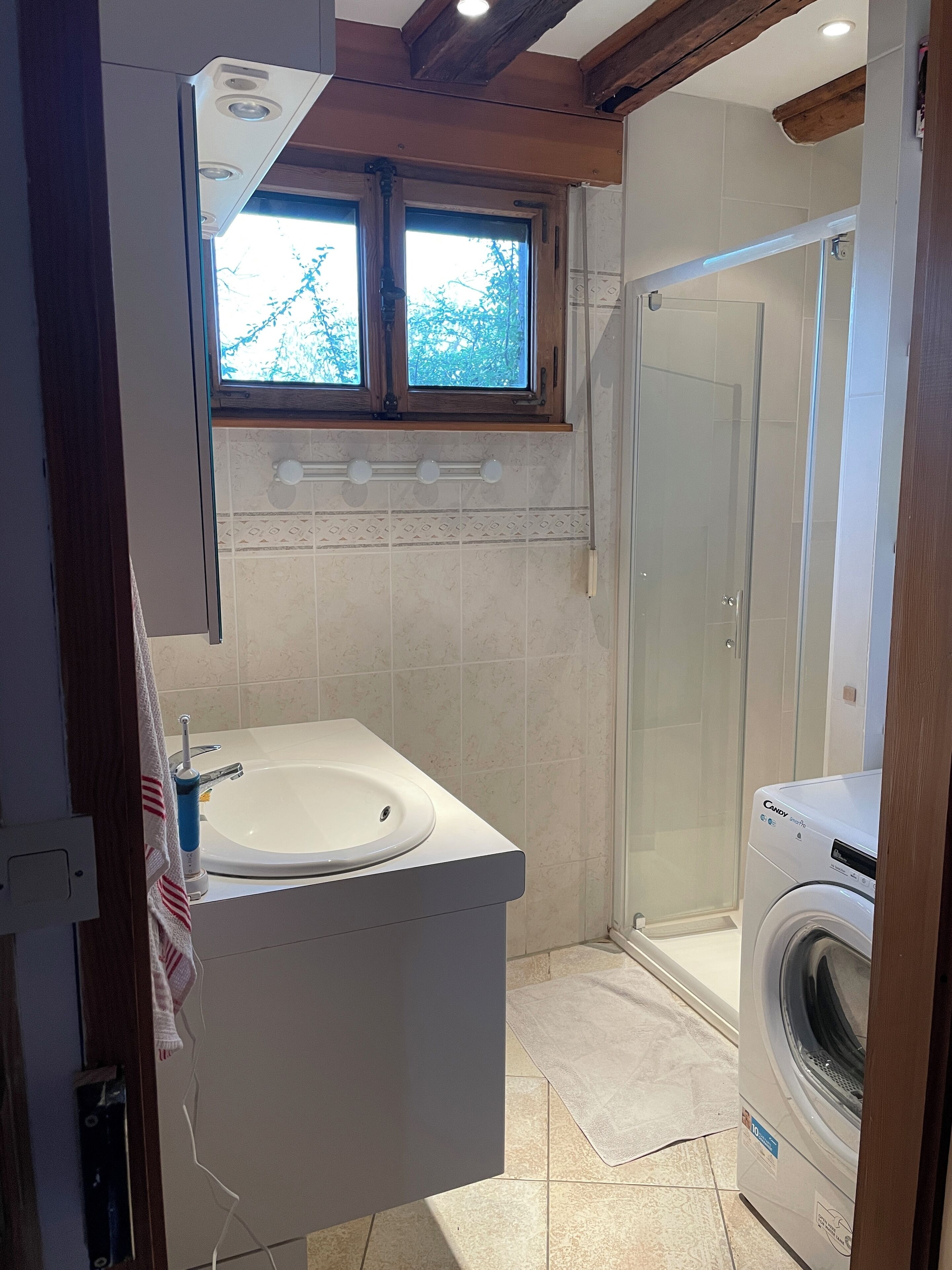 Een douche, een haardroger, handdoeken, zeep