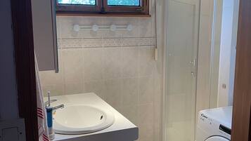 Een douche, een haardroger, handdoeken, zeep