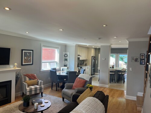 Lovely home, perfectly situated, fifteen minutes to World Cup Venue, BMO Field!