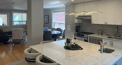 Lovely home, perfectly situated, fifteen minutes to World Cup Venue, BMO Field!