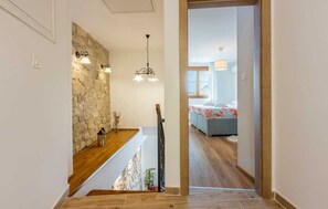 Tabla de planchar con plancha, wifi gratis y ropa de cama 
