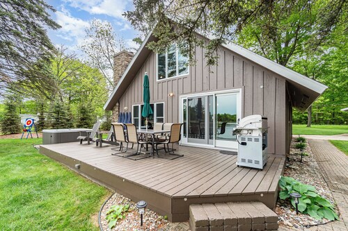 Stunning Lakefront Cottage with Beach & Hot Tub