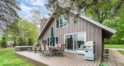 Stunning Lakefront Cottage with Beach & Hot Tub
