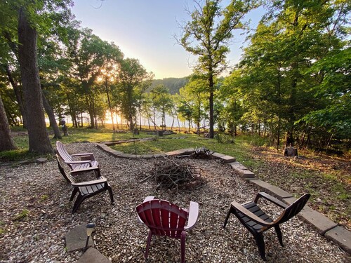 TABLE ROCK LAKE • RARE Walk-In Lake Access • Swim/Fish From Shore • 3 FULL BATHS