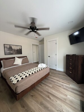 3 habitaciones, tabla de planchar con plancha, wifi y ropa de cama