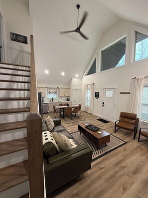 Smart TV - Sandstone Lodge of Hollerwood, Red River Gorge, Ky (Stanton)