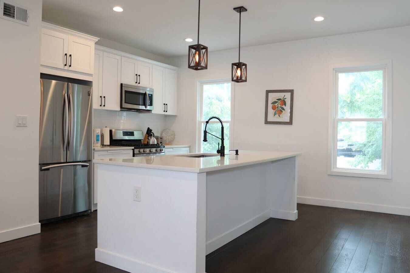 Mikrobølgeovn, ovn, kokeplater og oppvaskmaskin