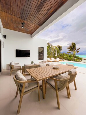 Outdoor dining - Villa Nanina 3 Bedroom,3 Bathroom Beachfront Paradise (Providenciales)