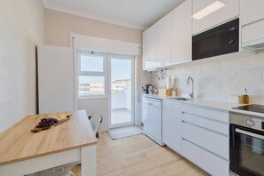 Fridge, microwave, oven, stovetop - Serra&Rio no Sado - By Y Concept (Setúbal)