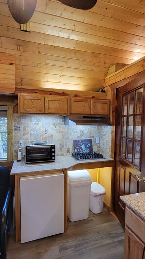 Fridge, oven, stovetop, coffee/tea maker