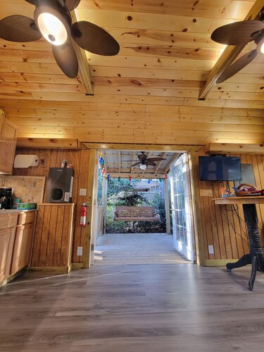 The Freckled Cabin & Outdoor Shower,  Wooded, Private, minutes to Base & Beaches