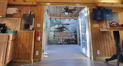 The Freckled Cabin & Outdoor Shower, Wooded, Private, minutes to Base & Beaches