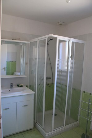 Shower, hair dryer, toilet paper - Vacation home in Saint hilaire de riez, Vendée (Saint-Hilaire-de-Riez)